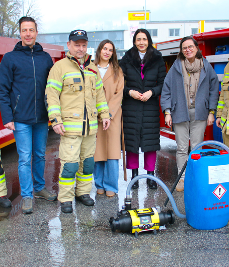 Vertreter der Feuerwehr Schwaz bedankten sich bei ihren engagierten Unterstützern.  | © ADLER