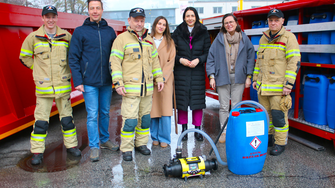 Vertreter der Feuerwehr Schwaz bedankten sich bei ihren engagierten Unterstützern.  | © ADLER