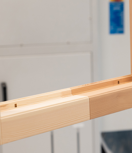Hätten Sie's erkannt? Links Kiefer, rechts Lärche – oder? Von wegen: Beides ist Kiefer, rechts allerdings mit Aquawood Primo Positiv von ADLER im Lärchen-Look beschichtet. | © ADLER