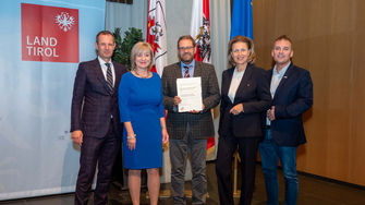 Personalleiter Dietmar Rosanelli (Mi.) nahm die Urkunde „Ausgezeichneter Tiroler Lehrbetrieb“ entgegen. Für die Qualität der Lehrlingsausbildung bei ADLER bürgen (v.li.) Manfred Pletzer (Vizepräsident Wirtschaftskammer Tirol), Bildungs- und Arbeitslandesrätin Beate Palfrader, Wirtschaftslandesrätin Patrizia Zoller-Frischauf und Markus Obojes (Kammerrat Arbeiterkammer Tirol).  | © Amt der Tiroler Landesregierung, Abteilung Gesellschaft und Arbeit