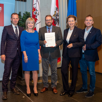 Personalleiter Dietmar Rosanelli (Mi.) nahm die Urkunde „Ausgezeichneter Tiroler Lehrbetrieb“ entgegen. Für die Qualität der Lehrlingsausbildung bei ADLER bürgen (v.li.) Manfred Pletzer (Vizepräsident Wirtschaftskammer Tirol), Bildungs- und Arbeitslandesrätin Beate Palfrader, Wirtschaftslandesrätin Patrizia Zoller-Frischauf und Markus Obojes (Kammerrat Arbeiterkammer Tirol).  | © Amt der Tiroler Landesregierung, Abteilung Gesellschaft und Arbeit