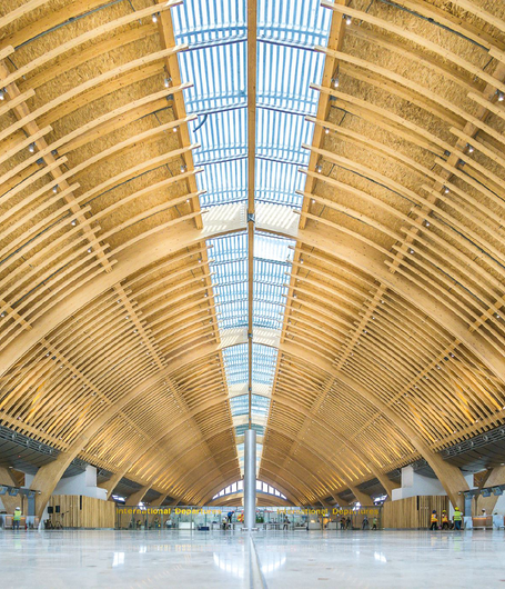 Holzbauten in unglaublichen Dimensionen, wie hier der von Rubner Holzbau umgesetzte Mactan Cebu International Airport auf den Philippinen, verlangen nach bestem Schutz und rationellen Beschichtungslösungen. | © Rubner Holzbau
