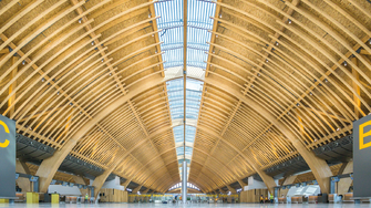 Holzbauten in unglaublichen Dimensionen, wie hier der von Rubner Holzbau umgesetzte Mactan Cebu International Airport auf den Philippinen, verlangen nach bestem Schutz und rationellen Beschichtungslösungen. | © Rubner Holzbau