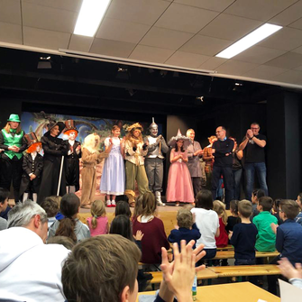 Begeistert applaudierten die ADLER-Gäste dem Team der Tyrolit Werksbühne und Organisator Gerhard Lergetbohrer (2.v.re.). | © ADLER