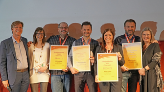 ADLER-Verkaufsleiter Alexander Ringler (li.) und Geschäftsführerin Andrea Berg-hofer (re.) gratulieren den Erfolgshändlern 2019: Farben Vieselthaler (Gold), Farben Toyfl (Silber), Farben Klohs und Farben Pöll (Bronze). | © ADLER