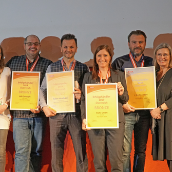 ADLER-Verkaufsleiter Alexander Ringler (li.) und Geschäftsführerin Andrea Berg-hofer (re.) gratulieren den Erfolgshändlern 2019: Farben Vieselthaler (Gold), Farben Toyfl (Silber), Farben Klohs und Farben Pöll (Bronze). | © ADLER