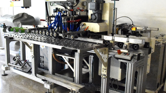 Wir testen für unsere Kunden. Zwei komplett getrennte Materialkreisläufe für Wasser- und UV-100%-Systeme machen den Vacumat so flexibel.  | © ADLER