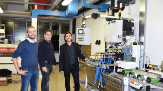 Zu später Stunde, nach sehr viel Arbeit, konnte Sascha Hammes (li.) von Schiele die neue Vacumat-Anlage an den ADLER-Anwendungstechnik-Experten Reinhard Huber und den Leiter der Lackentwicklung für die Möbelindustrie, Reinhard Guem (re.), übergeben. | © ADLER