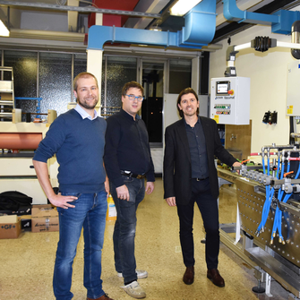 Zu später Stunde, nach sehr viel Arbeit, konnte Sascha Hammes (li.) von Schiele die neue Vacumat-Anlage an den ADLER-Anwendungstechnik-Experten Reinhard Huber und den Leiter der Lackentwicklung für die Möbelindustrie, Reinhard Guem (re.), übergeben. | © ADLER