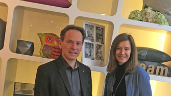 Frau Anita Seissl von der Tischlerei Bichler nahm die Uhr von ADLER-Verkaufsleiter Peter Stecher entgegen. | © ADLER