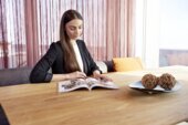 Natürlich wie ein Öl, robust wie ein Möbellack: Legno Dura-Öl eignet sich auch für stark beanspruchte Flächen wie Tischplatten.  | © ADLER | Johannes Plattner