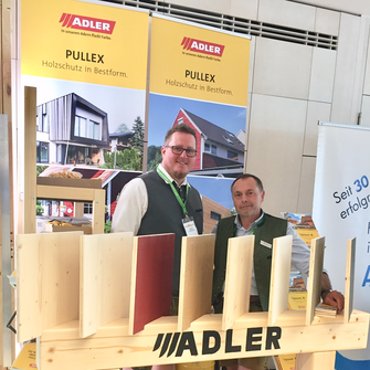 Der selbst gezimmerte ADLER-Stand von Simon Topper vom ADLER-Servicestützpunkt Landshut war ein echter Hingucker.  | © ADLER