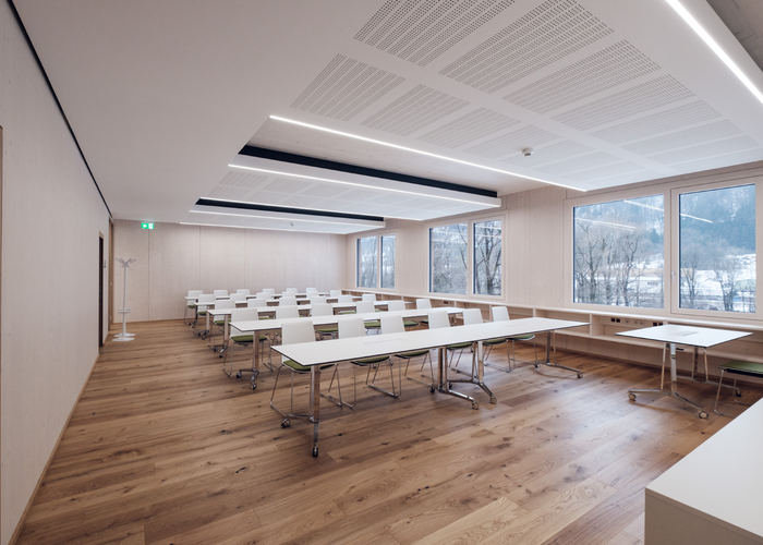 Nel nuovo edificio di Binderholz a Hallein, le finestre e l'arredamento d'interni si conciliano - l'architetto Oliver Meixner ha fatto ricorso al servizio ADLER Color Synergy.  | © binderholz