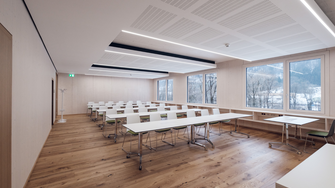 Nel nuovo edificio di Binderholz a Hallein, le finestre e l'arredamento d'interni si conciliano - l'architetto Oliver Meixner ha fatto ricorso al servizio ADLER Color Synergy.  | © binderholz