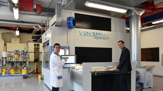 Dr. Albert Rössler (re.) und Reinhard Huber (li.) freuen sich über den hochmodernen Spritzautomaten in der ADLER Anwendungstechnik. | © ADLER