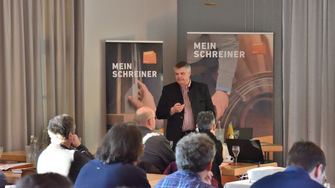 ADLER-Experte Hans-Peter Thaler sprach über die Anforderungen an ein modernes Treppenlacksystem.  | © Fachverband Schreinerhandwerk Bayern