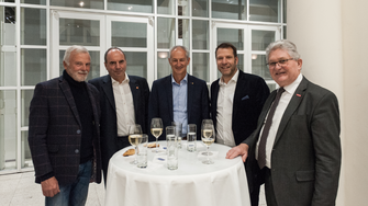 Illustre Runde: Stefan Zink (Mi.) & ZEG-Vorstand Christian Kössler (2. v. re.) mit Vertretern des Landesfachverbandes Schreinerhandwerk BW: Wolfgang Pflücke, Dr. Klaus Hess und Anton Gindele (v. li.) | © Landesfachverband Schreinerhandwerk Baden‑Württemberg
