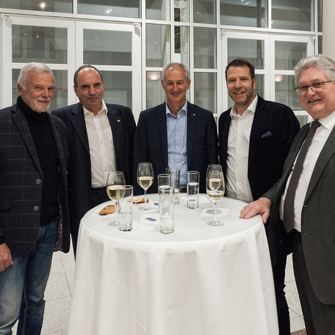 Illustre Runde: Stefan Zink (Mi.) & ZEG-Vorstand Christian Kössler (2. v. re.) mit Vertretern des Landesfachverbandes Schreinerhandwerk BW: Wolfgang Pflücke, Dr. Klaus Hess und Anton Gindele (v. li.) | © Landesfachverband Schreinerhandwerk Baden‑Württemberg