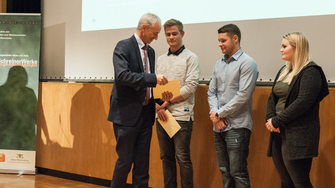 Stefan Zink (li.) gratulierte den Gewinnern und lud sie zu einem Oberflächen-Seminar in Schwaz ein. | © Landesfachverband Schreinerhandwerk Baden‑Württemberg
