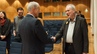 Dankeschön an „Mr. Gestaltung“ Rainer Gall. | © Landesfachverband Schreinerhandwerk Baden‑Württemberg