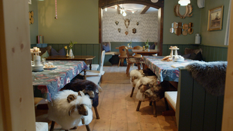 Verde intenso del bosco, toni caldi del legno, bianco tenue: le tonalità naturali dell'ADLER Alpine Selection conferiscono al ristorante il suo carattere speciale.  | © Netflix