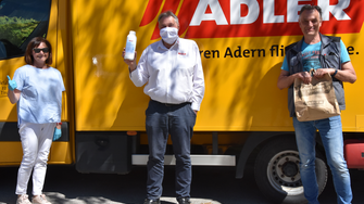 Susanne Klingler, Hanspeter Tischner und Bernhard Obojes (von li. nach re.) freuen sich über das „Bleib gesund“-Sackerl von ADLER. | © ADLER
