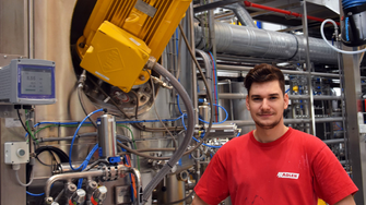 Eben noch in der Video-Konferenz, jetzt als „fertiger“ Chemieverfahrenstechniker in der ADLER-Wasserlackproduktion: Maximilian Millner. | © ADLER