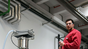 Der frischgebackene ADLER-Chemieverfahrenstechniker Tobias Gertloff stellt gerade einen Versuchsaufbau in der Produktionshalle 1 fertig.  | © ADLER