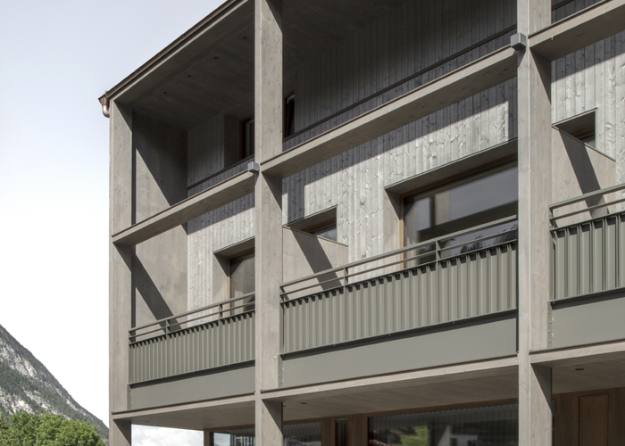 Den gefragten vorvergrauten Look, in dem zum Beispiel das Hotel Sarotla von Schallert Wüst Architekten erstrahlt, gibt es nun dank der maschinell verarbeitbaren Holzschutz-Imprägnierlasur Lignovit Silverwood von ADLER auch auf Wasserbasis.  | © Schallert Wüst Architekten / Gustav Willeit