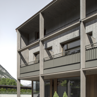 Den gefragten vorvergrauten Look, in dem zum Beispiel das Hotel Sarotla von Schallert Wüst Architekten erstrahlt, gibt es nun dank der maschinell verarbeitbaren Holzschutz-Imprägnierlasur Lignovit Silverwood von ADLER auch auf Wasserbasis.  | © Schallert Wüst Architekten / Gustav Willeit