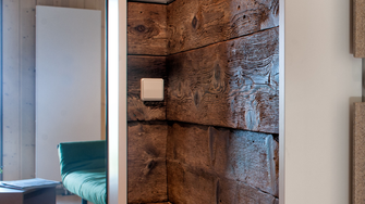 Auch für Altholz-Elemente ist das nachhaltige Legno Aqua-Öl hervorragend geeignet. (Fotohinweis: Boschert / Designferienhaus Brennküch) | © Familie Boschert / Designferienhaus Brennküch