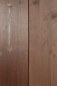 Im Vergleich: Links eine mit Pullex Top-Lasur gestrichene Fläche, recht mit der neuen Pullex Top-Mattlasur beschichtetes Holz, das deutlich matter wirkt. | © ADLER | Johannes Plattner