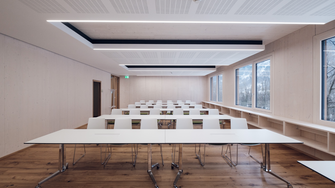 Anche sul posto di lavoro - come qui nel nuovo edificio amministrativo TimberBrain di binderholz a Hallein - le superfici in legno verniciate con ADLER Lignovit Interior UV 100 sono fonte di ispirazione.  | © binderholz