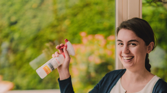 Die Anwendung ist kinderleicht: Einfach mit ADLER Top-Clean und dem gelben Tuch reinigen … | © ADLER