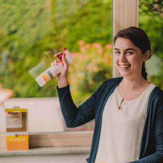 Die Anwendung ist kinderleicht: Einfach mit ADLER Top-Clean und dem gelben Tuch reinigen … | © ADLER