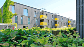 Che si tratti di un complesso residenziale, di un edificio ospedaliero o di un supermercato: con Lignovit Silverwood, anche grandi superfici possono essere rivestite in modo efficiente nel ricercato look pre-ingrigimento. | © ADLER / Johannes Plattner