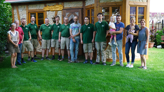 Auf "Tirol-Besuch" in Ingelheim: Das Team der Schreinerei Sinning, Sohn Jörg Sinning und Tochter Nadine Jost, die das Büro schupft.  | © Schreinerei Sinning