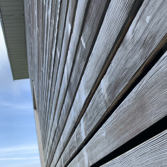 Grandioses Ergebnis: Dank der Vorvergrauungslasur von ADLER zeigt sich das Haus im rundum fesch im neuen Kleid – und Abblättern gibt’s in Zukunft nicht mehr!  | © WindowStar