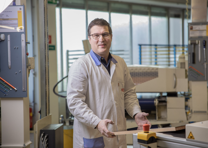 Die Möbel-Anwendungstechnik von ADLER ist mit einem kompletten Anlagenpark ausgestattet, der alle gängigen Beschichtungsverfahren von Industrie und Gewerbe abbildet. | © ADLER