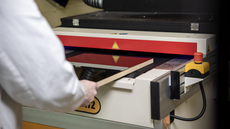 Besonders hochwertige Oberflächen lassen sich mit dem Excimer-Verfahren erzielen, das ADLER gemeinsam mit anderen innovativen Applikationstechnologien auf der Interzum in den Fokus rückt.  | © ADLER