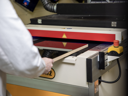 Besonders hochwertige Oberflächen lassen sich mit dem Excimer-Verfahren erzielen, das ADLER gemeinsam mit anderen innovativen Applikationstechnologien auf der Interzum in den Fokus rückt.  | © ADLER