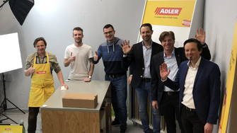 Hinter einem erfolgreichen Event steht eine starke Mannschaft – vor und hinter der Kamera. Nach einem – natürlich negativen – Corona-Test durfte das ADLER-Team sogar ohne Maske posieren. Von re.: Christian Laucher, Alexander Ringler, Adrian Egger, Dzanan Imamovic, Manuel Permoser und der Luis aus Südtirol. | © ADLER