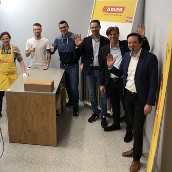 Hinter einem erfolgreichen Event steht eine starke Mannschaft – vor und hinter der Kamera. Nach einem – natürlich negativen – Corona-Test durfte das ADLER-Team sogar ohne Maske posieren. Von re.: Christian Laucher, Alexander Ringler, Adrian Egger, Dzanan Imamovic, Manuel Permoser und der Luis aus Südtirol. | © ADLER
