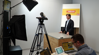Zu einem „Corona-gerechten“ Farbenmeister-Meeting begrüßte Verkaufsleiter Ale-xander Ringler beinahe 150 Teilnehmer aus rund 100 Partner-Betrieben. | © ADLER