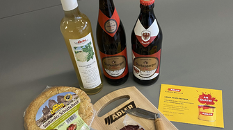 Anstatt eines gemeinsamen Gala-Dinners stand diesmal eine original Südtiroler Brettljause aus dem ADLER-Lunchpaket auf dem Programm. | © ADLER