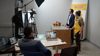 Neo-Farbenmeister Luis aus Südtirol – hier gemeinsam mit ADLER-Marketingleiter Christian Laucher – garantierte für den Spaßfaktor beim diesjährigen ADLER-Meeting. | © ADLER