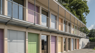 Anche sei anni dopo la sua costruzione, il centro parrocchiale di Wittenbach si presenta con una colorazione fresca e allegra grazie a Lignovit Terra di ADLER.  | © ADLER
