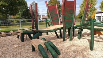 Lignovit Terra di ADLER mette in gioco il colore: nelle tinte rosso fuoco e verde freddo, il drago del parco giochi di Janko Helmschmidt delizia il cuore dei bambini. | © Janko Spielgeräte GmbH 