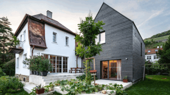 … oder einem eleganten Schwarz wie bei einem Einfamilienhaus-Zubau in Klosterneuburg / Österreich (Smartvoll Architekten).  | © Smartvoll Architekten / Dimitar Gamizov