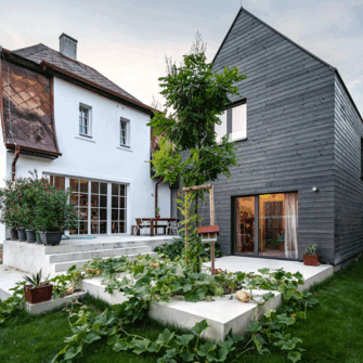 … oder einem eleganten Schwarz wie bei einem Einfamilienhaus-Zubau in Klosterneuburg / Österreich (Smartvoll Architekten).  | © Smartvoll Architekten / Dimitar Gamizov